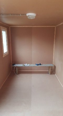 Бытовка бело-голубая, окно ПВХ, обшита ДВП Бытовка бело-голубая, окно ПВХ, обшита ДВП