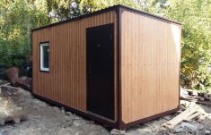 Бытовка цвет под дерево, окно ПВХ, обшита ОСП