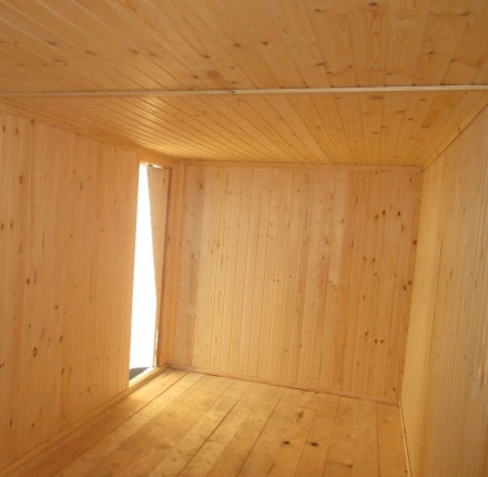 Бытовка с боковым входом, отделана вагонкой, двустворчатое окно