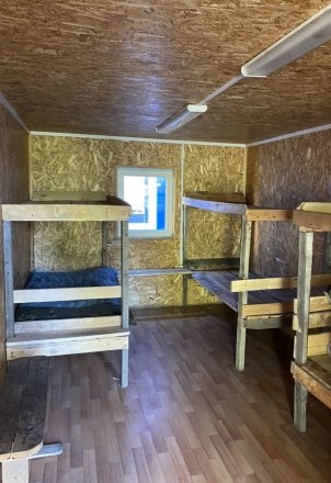 Бытовка синяя с мебелью, вход с торца, 2 окна