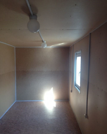 Бытовка серая внутри ДВП, пол линолеум Бытовка серая внутри ДВП, пол линолеум