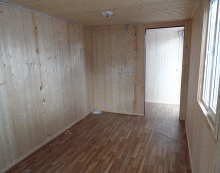 Бытовка с тамбуром, стены, потолок вагонка, ПВХ окно