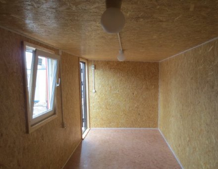 Бытовка сине-красная с отделкой OSB, окно ПВХ