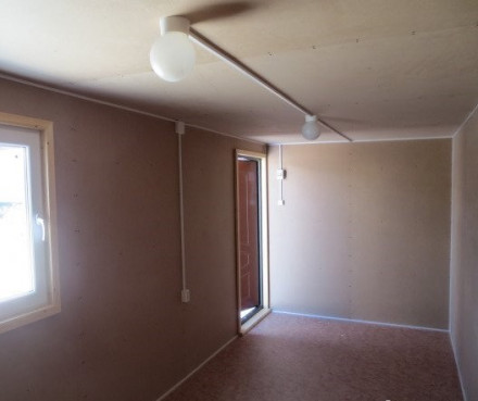 Вагончик белый с металлической дверью, отделка ДВП, под офис Вагончик белый с металлической дверью, отделка ДВП, под офис