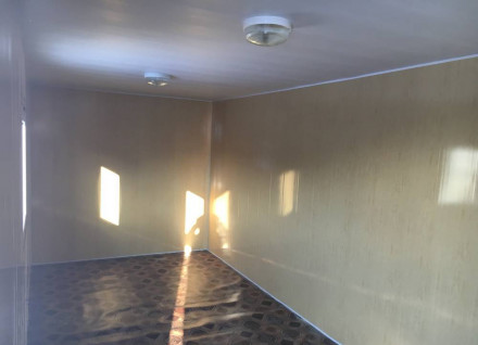 Бытовка с тремя окнами, стальная дверь Бытовка с тремя окнами, стальная дверь