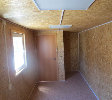 Бытовка синяя с тамбуром, 2 окна, металлическая дверь Бытовка синяя с тамбуром, 2 окна, металлическая дверь