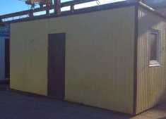 Бытовка с боковыми окнами и железной дверью