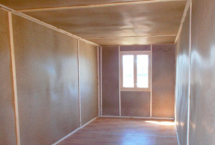 Бытовка с боковыми окнами и железной дверью