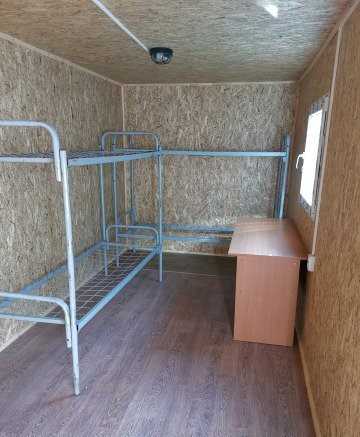 Вагончик синий c OSB отделкой, металлическая дверь