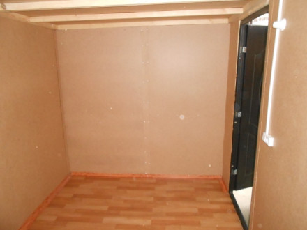 Вагончик с боковым входом и стальной дверью Вагончик с боковым входом и стальной дверью