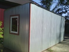 Бытовка серая, обшита вагонкой, пол линолеум