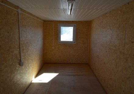 Синяя бытовка обшита ОСП, потолок панели ПВХ