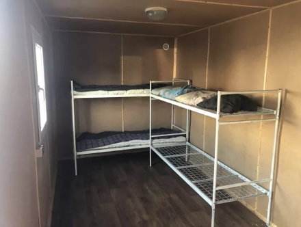 Бытовка с одним окном, железная дверь